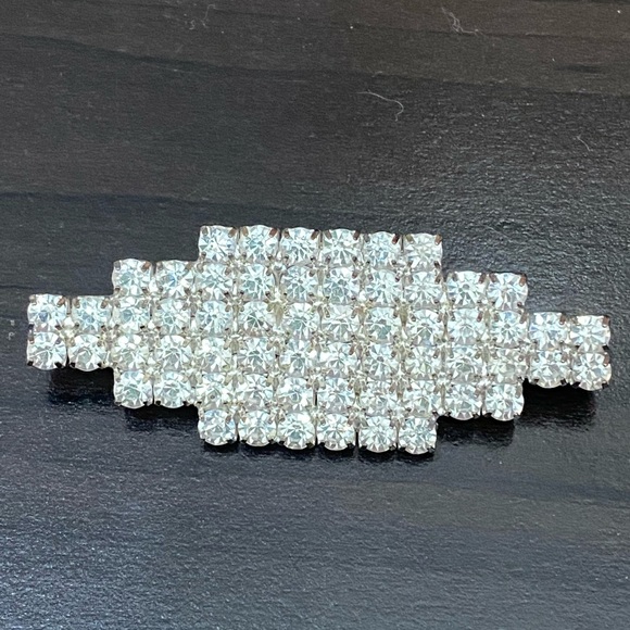 Unsigned Silver-tone Clear Rhinestones Crystals Pave Shield Brooch - Picture 3 of 10